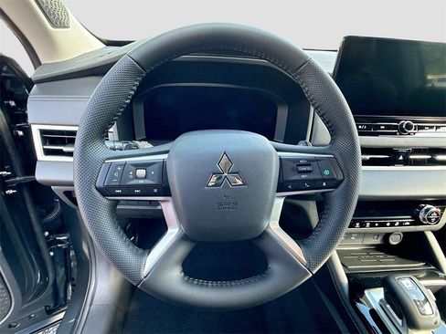 New 2025 Mitsubishi Outlander SE image 11