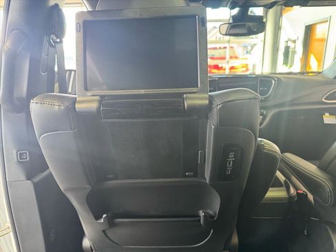 Used 2026 Chrysler Pacifica Select image 11