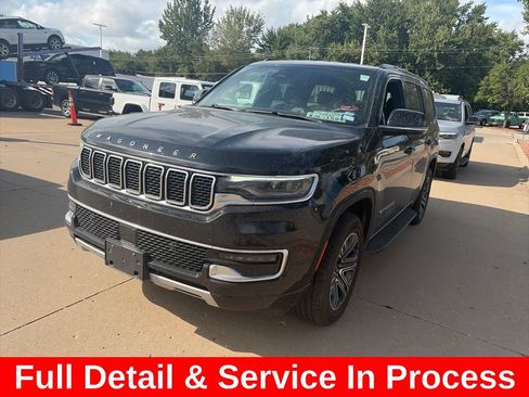 Used 2025 Jeep Wagoneer Series II AWD/4WD image 3