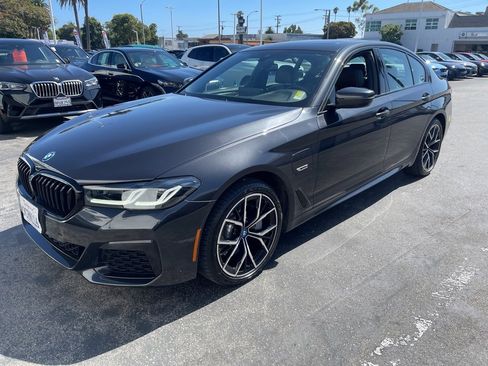 Used 2022 BMW 530e xDrive w/ M Sport Package image 3