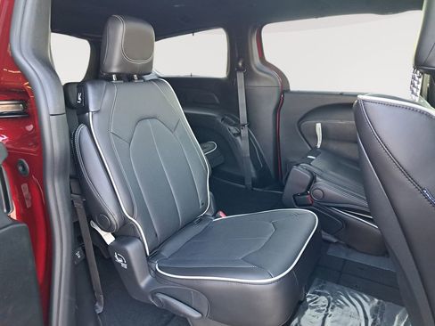 New 2026 Chrysler Pacifica Limited w/ Uconnect Theater Family Group image 15