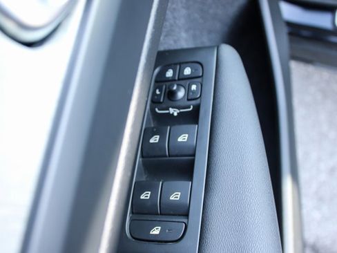 Used 2025 Volvo XC40 B5 Plus image 11