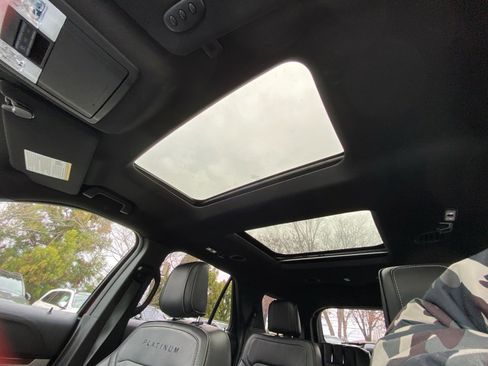 Used 2018 Ford Explorer Platinum image 24