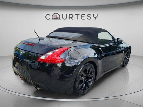 Used 2016 Nissan 370Z Touring RWD image 3