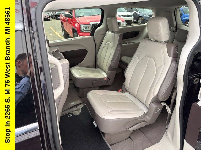 Used 2017 Chrysler Pacifica Touring-L Plus FWD image 15