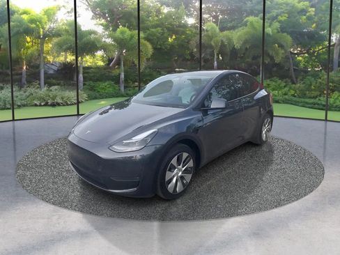 Used 2022 Tesla Model Y Long Range AWD/4WD image 1