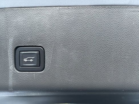 Used 2021 Chevrolet Traverse LT image 35