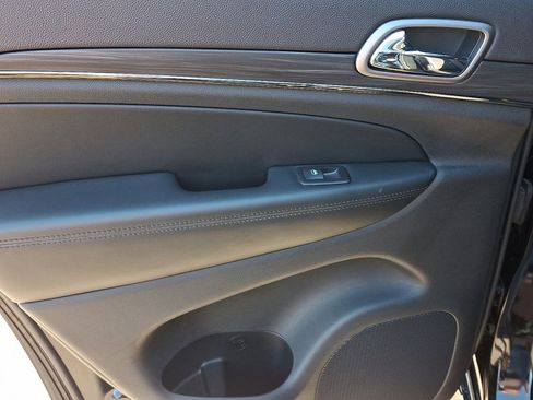 Used 2019 Jeep Grand Cherokee Limited X image 19