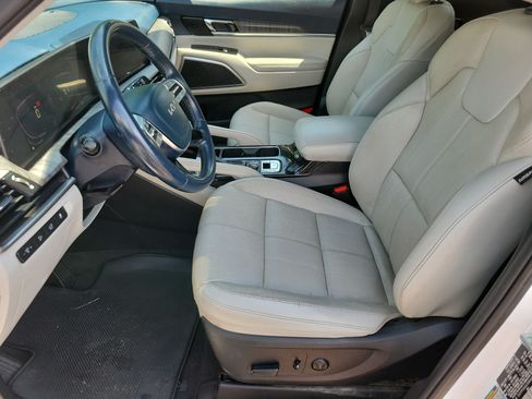Used 2024 Kia Telluride EX w/ EX Captain's Chair Package FWD image 4