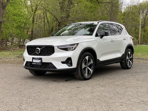 Used 2023 Volvo XC40 B5 Plus w/ Driver Assist Package AWD/4WD image 1