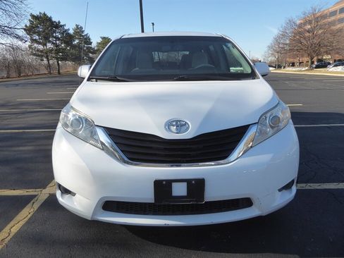 Used 2014 Toyota Sienna LE image 2