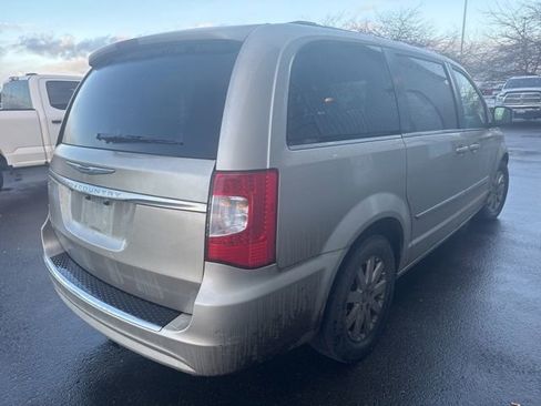 Used 2016 Chrysler Town & Country Touring image 3