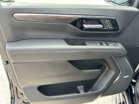 New 2025 Chevrolet Suburban Premier image 17