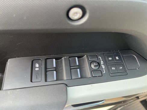 Used 2023 Land Rover Defender 130 S image 10