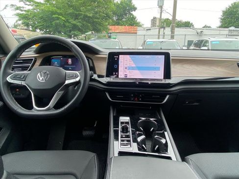 Certified 2024 Volkswagen Atlas SE w/ Panoramic Sunroof Package AWD/4WD image 8