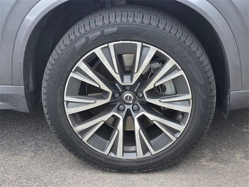 Used 2020 Volvo XC90 T8 Momentum image 3