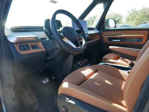 New 2025 Volkswagen Tiguan SE image 13