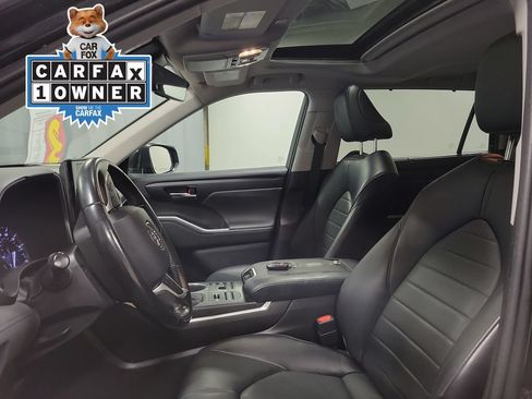 Used 2023 Toyota Highlander XLE AWD/4WD image 12