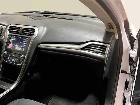 Used 2017 Ford Fusion SE w/ Fusion SE Technology Package image 26