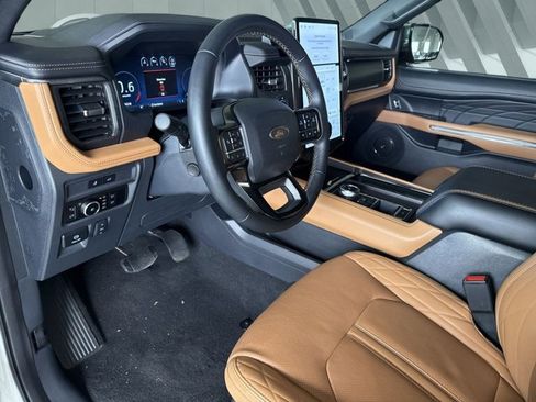 Used 2024 Ford Expedition Platinum image 11