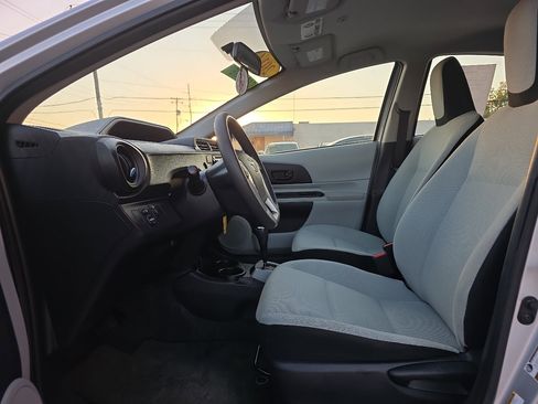 Used 2014 Toyota Prius C One image 9