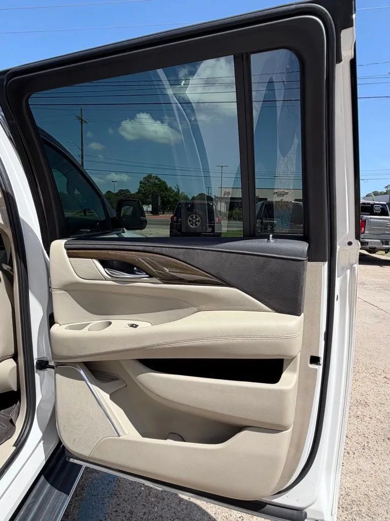 Used 2020 Cadillac Escalade ESV Premium Luxury AWD/4WD image 24