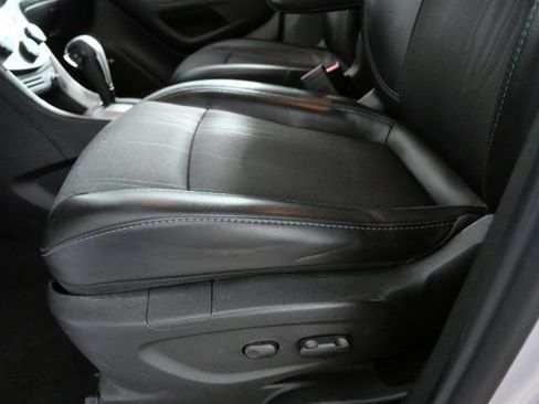 Used 2016 Chevrolet Trax LT w/ LT Sun and Sound Package AWD/4WD image 17