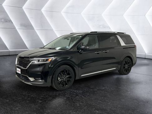 Used 2022 Kia Carnival SX Prestige image 3
