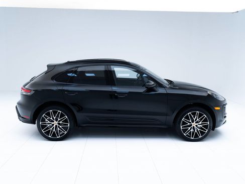 Certified 2025 Porsche Macan AWD/4WD image 8