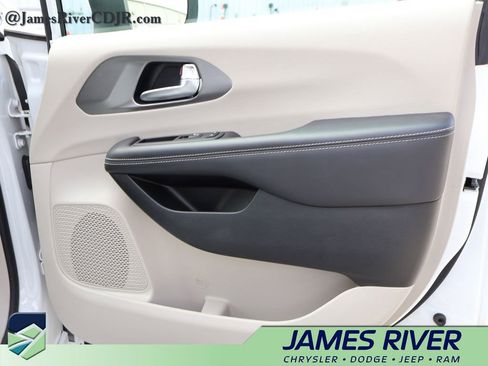 Used 2023 Chrysler Pacifica Touring-L FWD image 8