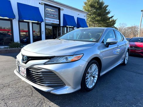 Used 2020 Toyota Camry XLE image 1