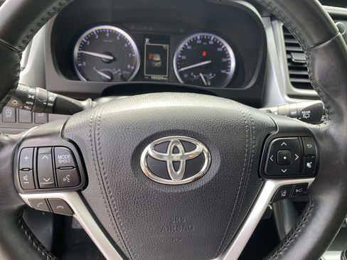 Used 2017 Toyota Highlander XLE w/ Carpet Mat Package AWD/4WD image 18