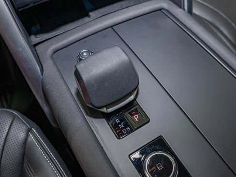 Used 2025 Land Rover Discovery Metropolitan Edition AWD/4WD image 19