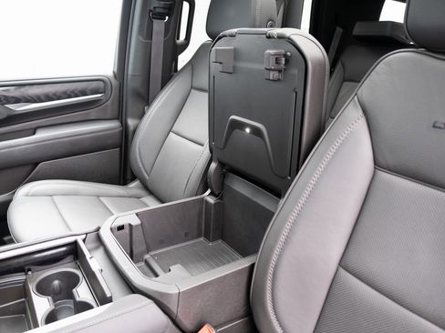 Used 2024 GMC Yukon Denali image 9