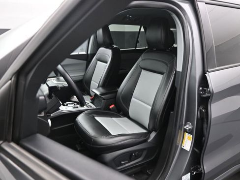 Used 2023 Ford Explorer XLT w/ Equipment Group 202A image 9
