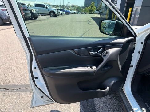 Used 2017 Nissan Rogue SV AWD/4WD image 6