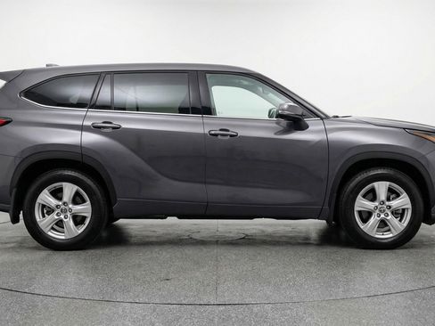 Used 2025 Toyota Highlander LE FWD image 11