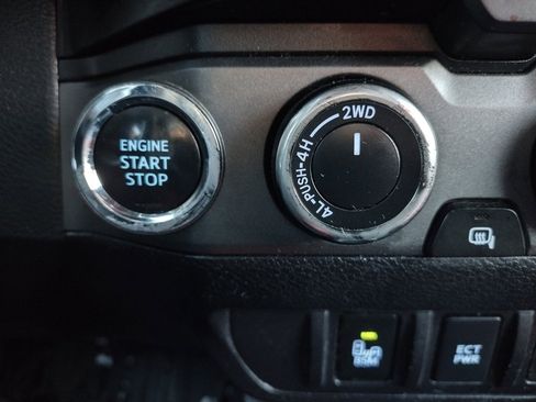 Used 2017 Toyota Tacoma TRD Sport image 27