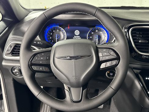 New 2026 Chrysler Pacifica Select image 16