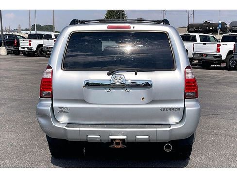 Used 2006 Toyota 4Runner SR5 AWD/4WD image 4