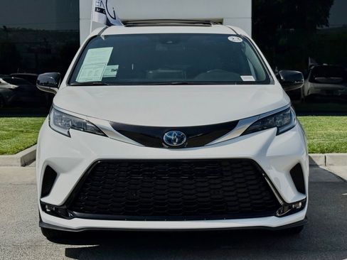 Used 2023 Toyota Sienna XSE AWD/4WD image 5