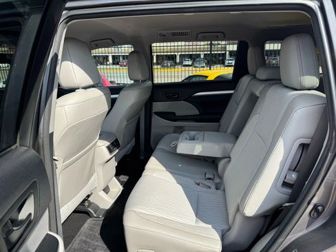 Used 2015 Toyota Highlander LE image 22