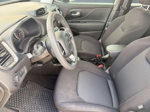 Used 2023 Jeep Renegade Latitude AWD/4WD image 5