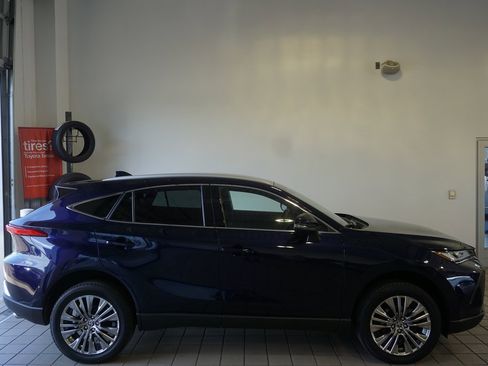 Used 2023 Toyota Venza XLE image 2