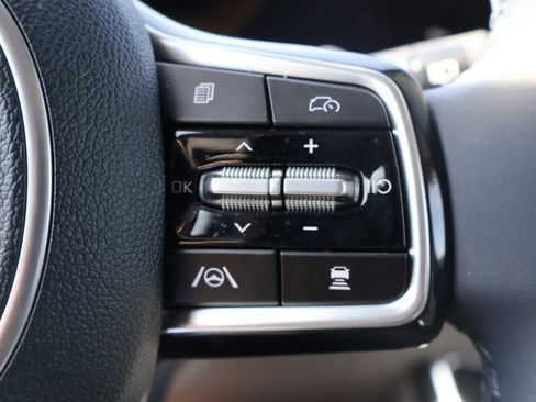 Used 2025 Kia Carnival EX FWD image 36