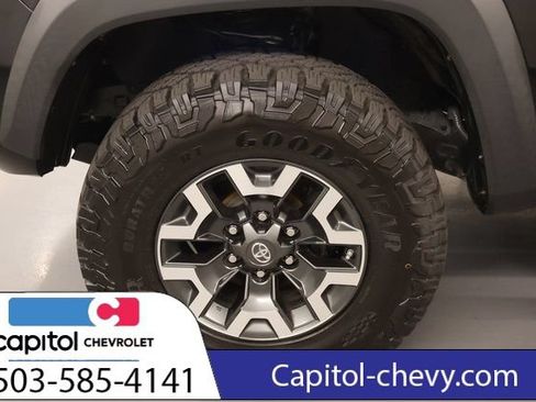 Used 2019 Toyota Tacoma TRD Off-Road w/ TRD Premium Off Road Package AWD/4WD image 9