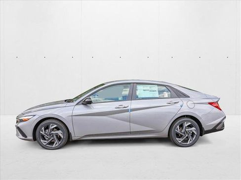 New 2025 Hyundai Elantra SEL image 8