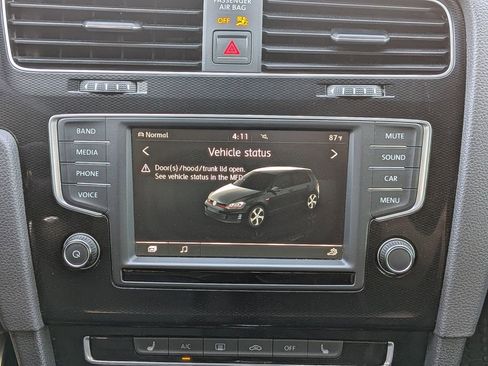 Used 2017 Volkswagen GTI SE image 18