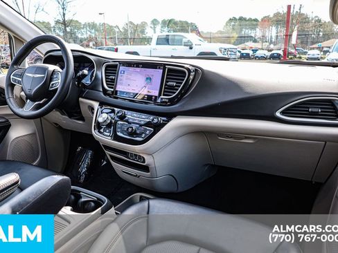 Used 2024 Chrysler Pacifica Touring-L FWD image 33