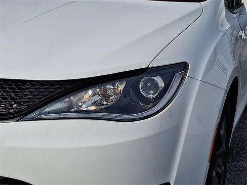 Used 2020 Chrysler Pacifica Touring-L Plus w/ S Appearance Package image 9